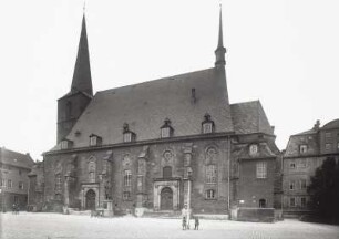 Weimar, Stadtkirche : Weimar. Stadtkirche St. Peter und Paul. Ansicht von Südosten mit Herderdenkmal