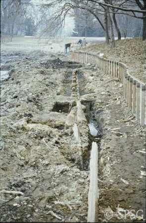 Berlin, Schlossgarten Charlottenburg, Umgebung Karpfenteich, Sanierungsarbeiten am Karpfenteich im Frühjahr 1980, östliche Spundwand von Süden.