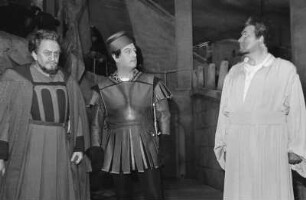 Szenenbilder aus "Othello" von G. Verdi mit Raimer, Katona, Hilgert als Othello, Ekkehard, Reinmar, Hendrik, Wunderlich, Aldor, Staatsoper 11.12.1952