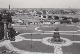 Dresden. Blick vom Dach der Gemäldegalerie über den Theaterplatz und die Augustusbrücke zur Neustadt : Dresden, Augustusbrücke