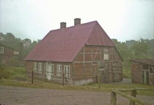 Dorfstraße 13: Fachwerkkate: mit Blechdach: Traufseite mit Eingangstür: Giebelseite: rechts Schuppen