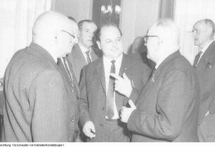 Auszeichnung von Aktivisten der ersten Stunde, Heinz Nicolaus im VEB Prefo, Heinz Fiedler am Telefon, Stadtrat Helmuth Welz, Übergabe einer Fahne aus Smolensk von Soldaten der Sowjetarmee, u.a., Mai-Juni 1965