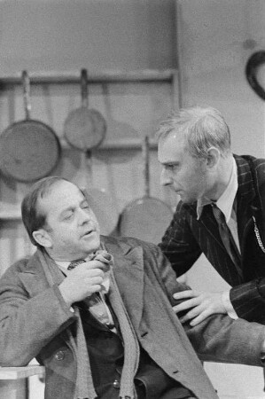 Szenenbilder aus "Wehe dem, der träumt" (Le voci di dentro) von Eduardo de Filippo. Kammerspiele (Deutsches Theater) Berlin, 10.06.1958 : Mit Margarete Körting, Rudolf Wessely als Alberto Saporito, Amy Frank als Rosa, Lilly Schmuck als Maria, Walter Lendrich als Carlo, Werner Pledath, Antje Ruge, Heinz Voss, Ulrich Thein als Luigi, Fritz Links als Portier Michele u. a.
