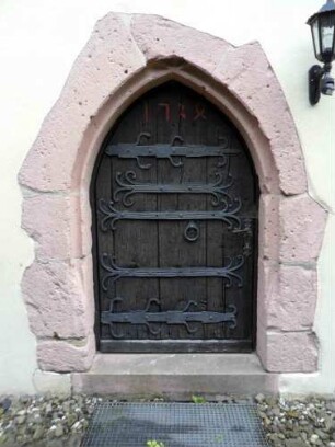 Ehringshausen - Langhaus Giebelseite West-Portal mit profiliertem Gewände und Eisenbeschlagener Tür