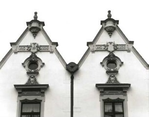 Oelsnitz/Vogtland, August-Bebel-Straße 19/21. Doppelwohnhaus (bezeichnet 1898). Ziergiebel