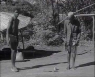 Himba (Südwestafrika, Kaokoland) - Ein 4jähriges Mädchen beim Betreuen eines Kleinkindes und beim Puppenspiel