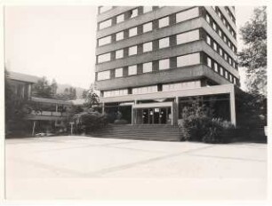 Rathaus, Berlin-Wedding: Vorplatz mit Blick auf den Eingang
