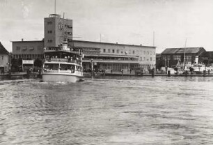 Friedrichshafen, Hafenbahnhof : Friedrichshafen. Hafenbahnhof mit Schiffs- und Fährhafen. Ansicht von Süden