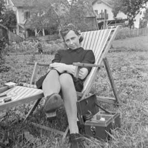 Elisabeth Gremmler sitzt auf einem Liegestuhl in einem Garten