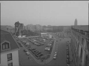Dresden, Neumarkt mit Ruine der Frauenkirche : Neumarkt mit Parkplatz vor der Ruine der Frauenkirche und Augustusstraße. Blick vom Dach des Ständehauses nach Südosten