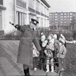 Verkehrserziehung für Kinder der Kinderkombination Karl-Marx-Stadt durch einen Volkspolizisten