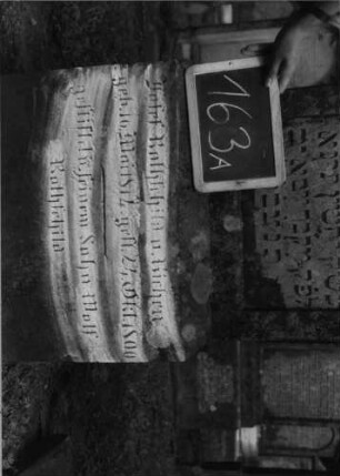Grabstein 483 (Index: 100086836) Material: Sandstein Zustand: verwittert Maße HxBxT: 185x60x30 cm Beschreibung: Stele auf Sockel mit Dreiecksgiebel und Ornamentenaufsatz: Grabstein 483A