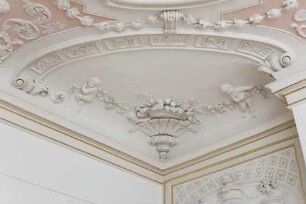 Decke des Marschallzimmers — Die vier Jahreszeiten — Herbst: Putti mit Früchtekorb und Girlanden