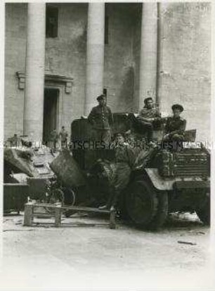 Der Fotojournalist Boris Puschkin mit Rotarmisten vor der Reichskanzlei