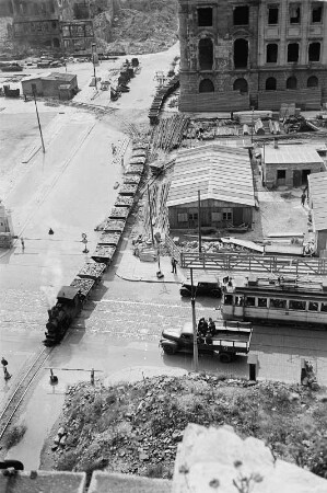 Enttrümmerung im Stadtkern : Dresden-Altstadt, Wilsdruffer Straße. Die Trümmerbahn überquert die Straße und bedingt Halten für Straßenbahn der Linie 14 und Autos
