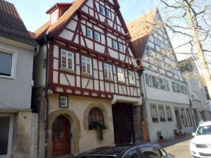 Stadtbild - Hauptstraße nördlich Marktplatz im Westen mit Fachwerkhäusern in Giebelständiger Manier (Obergeschosse in Riegelbauweise auf steinernem Stock)