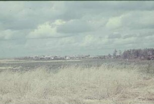 Zweiter Weltkrieg. Rußland, Oblast Belgorod. Nach den Kampfhandlungen. Blick zu einem Dorf
