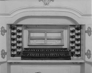 Zweimanualige Orgel op. 32, Reinhardtsgrimma : Silbermann, Gottfried: Zweimanualige Orgel II/20 op. 32 (1729-1731; G. Silbermann). Spielschrank, geöffnet. Glashütte-Reinhardtsgrimma, Dorfkirche