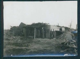 Foto von Soldaten vor einem zerstörten Gebäude