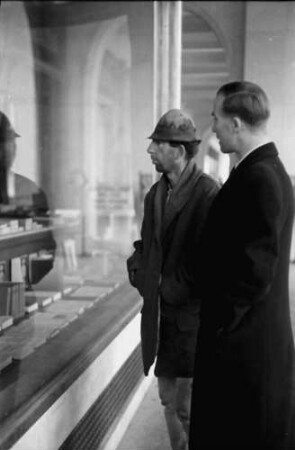Bukarest: Carl Rothe und [ein] Bauer vor Schaufenster