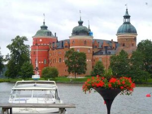 Mariefred - Schloss Gripsholm : Bootshafen und Schloss Gripsholm am Mälarsee, aufgenommen in Mariefred am 23. Juli 2012