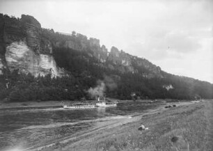 Elbdampfer Dresden : Personen-Seitenraddampfer "Dresden" (IV, 1926, Werft Laubegast) bei der Fahrt stromauf. Elbe bei Rathen von Südwesten