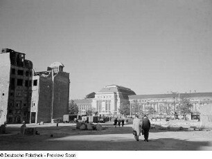 Blick durch Häuserruinen auf den Hauptbahnhof