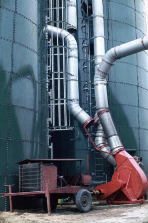 Fotografie: Ein- und Auslagerungstechnik, Fördergebläse, Hochsilo