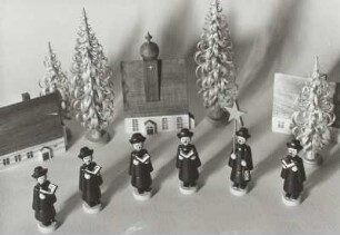 Kurrende mit Dorf Seiffen und Spanbäumen : Kurrende mit Dorf Seiffen und Spanbäumen. Holz, gedrechselt, geschnitzt, bemalt. Seiffen, 1901/1930