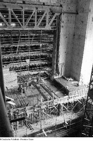 Opernhaus. Zwingerseitiges Seitenbühnenportal und Rohbauarbeiten der Unterbühne im Bühnenhaus