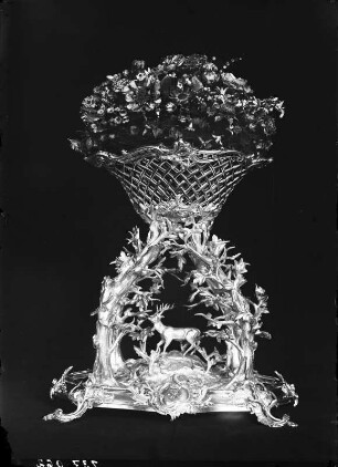 Jagdaufsatz mit Blumenaufsatz und Hirsch : Jagdaufsatz mit Blumenaufsatz und Hirsch. Silber, vergoldet (1701/1715). Moritzburg, Schloss