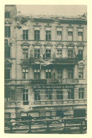 "Große Straßenkämpfe in Berlin während des Generalstreiks. Zerstörtes Haus Tilsiterstraße."