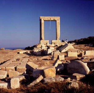 Naxos. Portará. Tempeltor sto Paláti, 6m hoch. Antentempel, 14x35m, Ende 6. Jh. v. Chr. Sett9