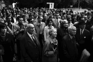 20. Tagung 1970 Chemiker; Mainau: Menschenmenge mit [Frau Urey ?], Harold C. Urey, Robert S. Mulliken