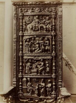 Paris, Musée de Cluny. Geschnitzter Holzstuhl