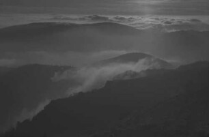 Belchen: Nebelmeer hinter dem Belchen, brandet gegen den Hochkelch