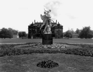 Dresden-Altstadt. Großer Garten (1683, J. F. Karcher; 1873-1895, K. F. Bouché). Figurengruppe "Die Zeit entführt die Schönheit" (P. Balestra) und Palais (1678-1683, J. G. Starcke).