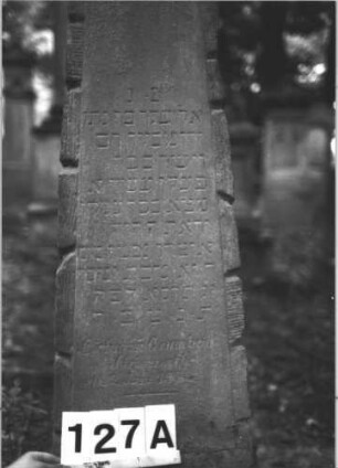 Grabstein 127 (Index: 99898935) Material: Sandstein Zustand: etwas angewittert Maße HxBxT: 154x45x34 cm Beschreibung: Obelisk, Sockel und Seiten felsartig gearbeitet: Grabstein 127A