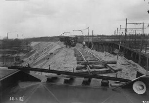 Industrie-Kraftwerk. Aufschüttung des neuen Bahndammes der Grubenbahn für die Kohlezufuhr, daneben aufgeständerte alte Trasse : Lauta (Niederlausitz). Industrie-Kraftwerk. Aufschüttung des neuen Bahndammes der Grubenbahn für die Kohlezufuhr, daneben aufgeständerte alte Trasse