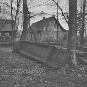 Strohgedecktes Blockhaus in Lehde mit Anlegerstelle. : Ze słomu kryta kładźita chěža w Lědach z přistawnišćom.