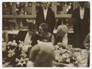 Dinner in der französischen Botschaft in Washington D.C. zu Ehren des Besuchs von Pierre Laval. von links: Pierre Laval, Mme. Claudel, Andrew Mellon