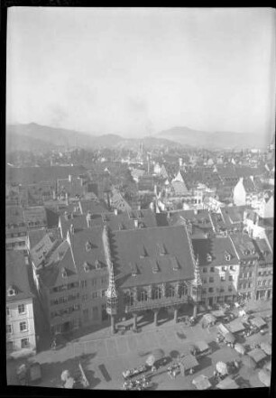 Blick über die Altstadt in den Schwarzwald