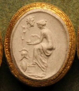 Hygieia mit dem Fuß auf einem Altar, die Schlange speisend (Daktyliothek, Erstes Mythologisches Tausend)