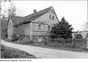 Scharfenberg, Wohnstallhaus mit Einfriedung : Scharfenberg. Wohnstallhaus mit Einfriedung