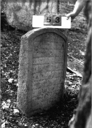 Grabstein 53 (Index: 99790642) Maße HxBxT: 74x47x13 cm Besonderheit: Z. 6: Jutel, Lesung unsicher: Grabstein 53