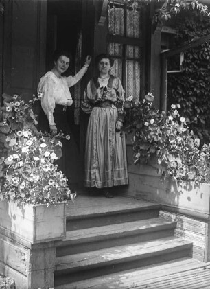 Frauen vor der Haustür : Zwei Frauen vor einem Hauseingang.