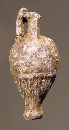 Kleine massive Amphora, ein Henkel abgebrochen
