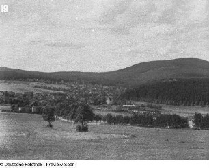Braunlage. Stadtansicht von Süden. Blick gegen Achtermannhöhe (links) und Wurmberg (rechts)
