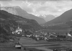 Blick auf Oetz und das Ötztal : Oetz (Tirol). Blick auf den Ort mit katholischer Pfarrkirche Hll. Georg und Nikolaus und in das Ötztal