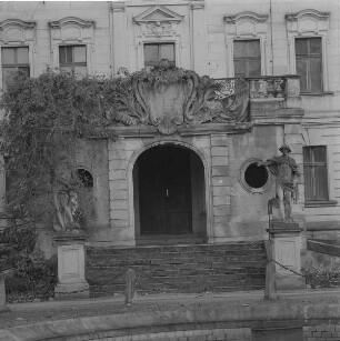 Schloß (1717-1750), Hoffront. Hauptportal der Vorhalle mit Standbildern "Venus" und "Merkur" (1750/1755; G. Knöffler)